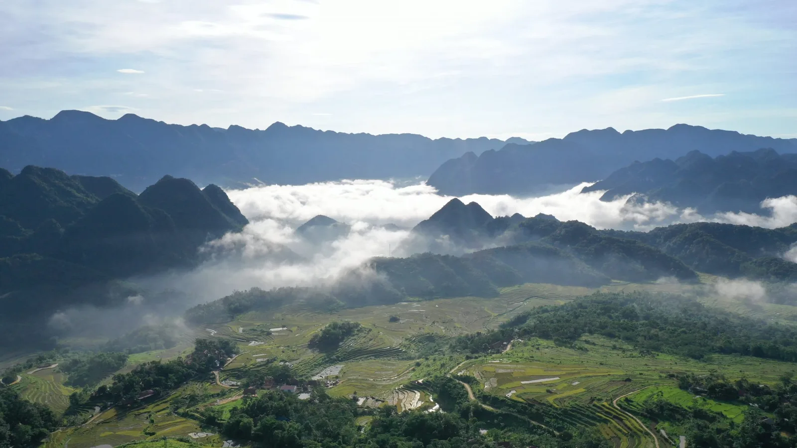 Sương sớm bảng lảng trên những đỉnh núi và ruộng bậc thang ở Pù Luông.
