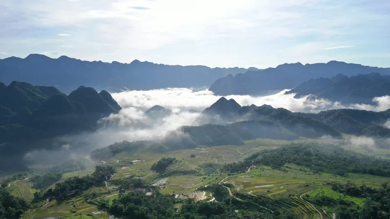 Sương sớm bảng lảng trên những đỉnh núi và ruộng bậc thang ở Pù Luông.